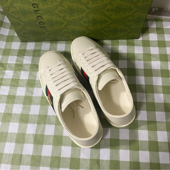 Gucci Cream Sneakers with Red and Green Accents - Picture 6 of 8